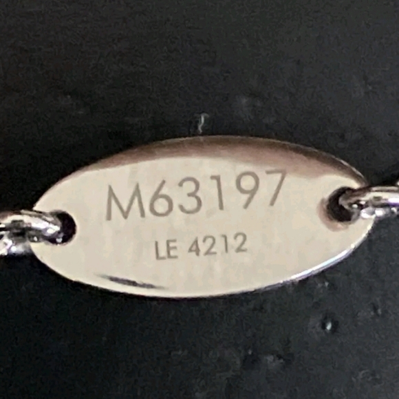 Auth Louis Vuitton "V" Necklace - Picture 6 of 6